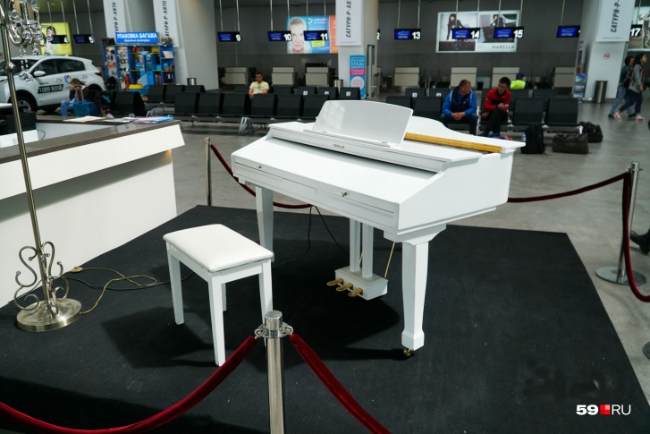 В зале ожидания для посетителей аэропорта звучит классическая и джазовая музыка. Концерты проходят ежедневно
