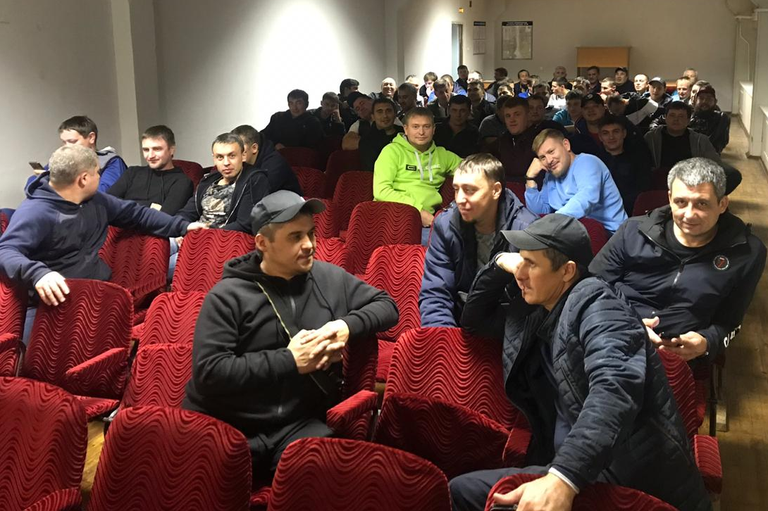 В зале собралось порядка 60 человек В зале собралось порядка 60 человек