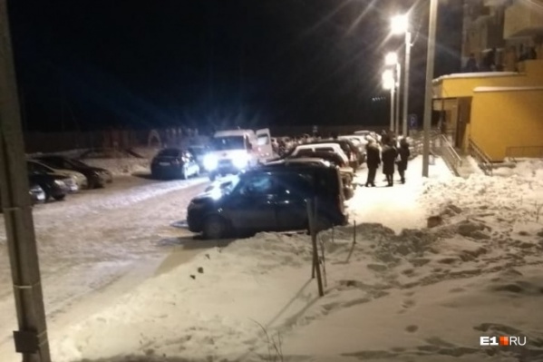 Очевидцы сообщали, что на козырьке было много снега и это смягчило удар при падении Очевидцы сообщали, что на козырьке было много снега и это смягчило удар при падении