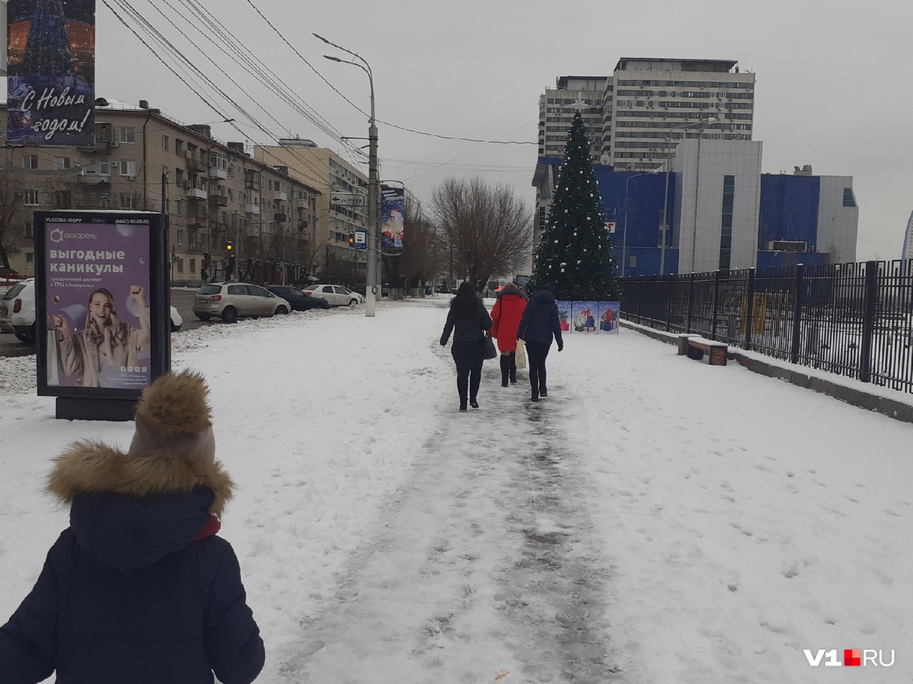На тротуарах — подтаявший снег