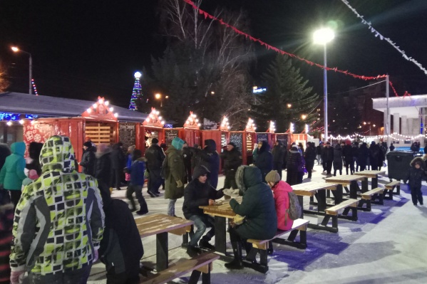 В морозный вечер сотни красноярцев пришли на Театральную площадь В морозный вечер сотни красноярцев пришли на Театральную площадь