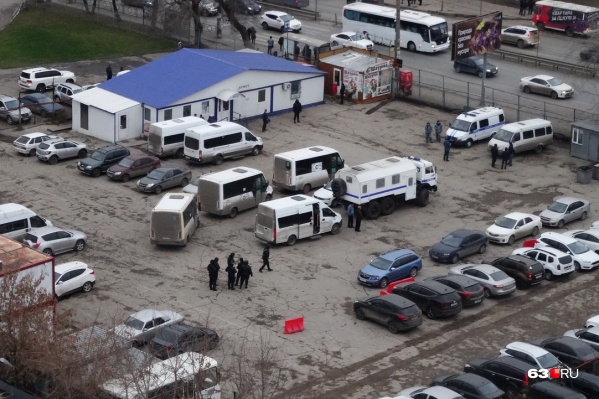Под пристальным вниманием силовиков и спецслужб оказалась парковка пригородных микроавтобусов Под пристальным вниманием силовиков и спецслужб оказалась парковка пригородных микроавтобусов