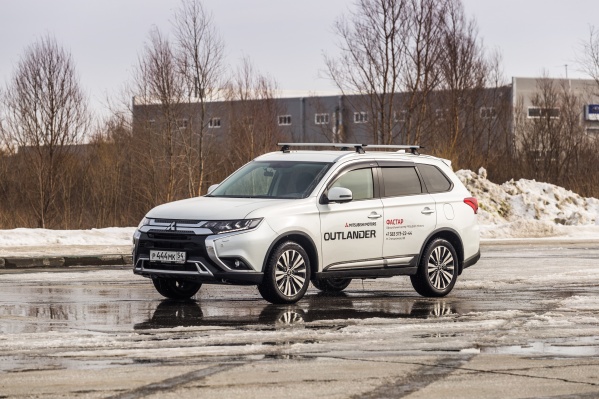 Рестайлинг Mitsubishi Outlander затронул внешность автомобиля в небольшой степени Рестайлинг Mitsubishi Outlander затронул внешность автомобиля в небольшой степени