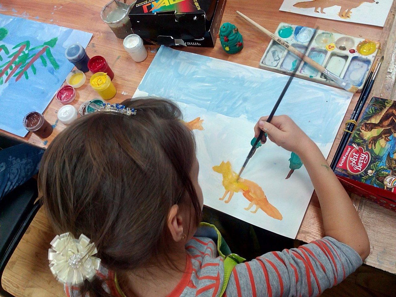 Дети любят рисовать яркими красками, акварель — более сложная и утонченная техника