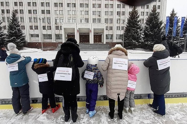 Необычный «митинг» провели дольщики Димитрова, 74а перед «белым домом» Необычный «митинг» провели дольщики Димитрова, 74а перед «белым домом»