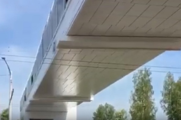 Пластиковые двери входа на этот мостик закрыты на ключ Пластиковые двери входа на этот мостик закрыты на ключ