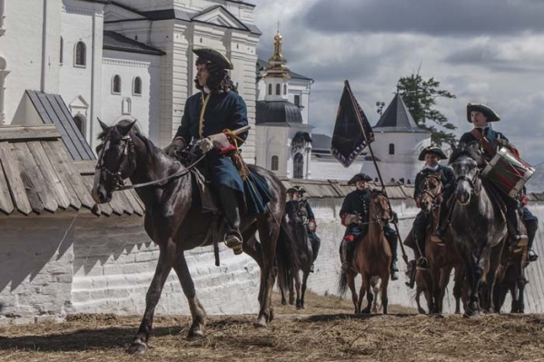На съемках трюковых и панорамных сцен было занято много лошадей. Фильм снимали в историческом Тобольском кремле На съемках трюковых и панорамных сцен было занято много лошадей. Фильм снимали в историческом Тобольском кремле