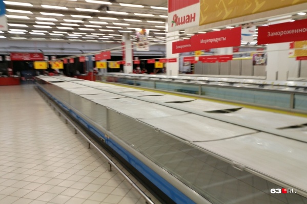 «Ашан» работает в ТЦ лишь условно — полки пустые «Ашан» работает в ТЦ лишь условно — полки пустые