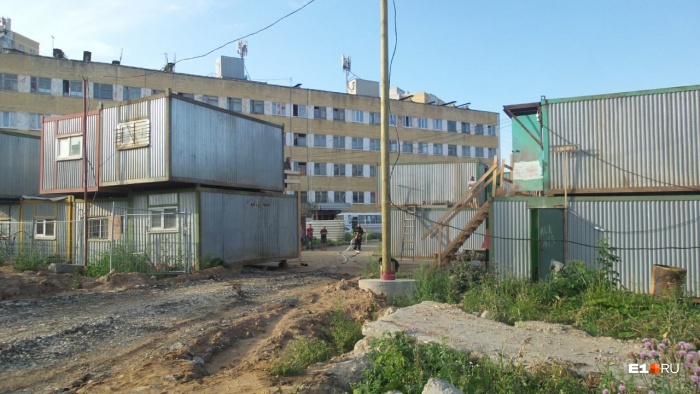 Пожар произошел в одном из вагончиков, где спал рабочий Пожар произошел в одном из вагончиков, где спал рабочий