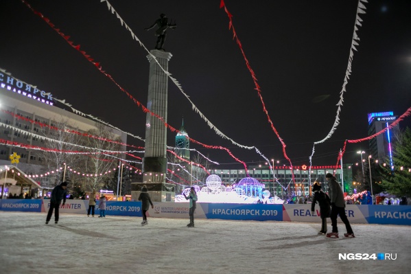 Большой каток в этом году обещают залить на Театральной площади Большой каток в этом году обещают залить на Театральной площади