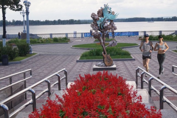 Скульптура посвящена известной песне ВИА «Синяя птица» Скульптура посвящена известной песне ВИА «Синяя птица»