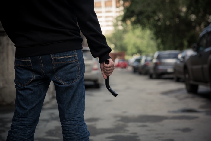 В начале июня в Калининском районе прокатилась волна ночных автокраж — преступник попал на видеокамеру В начале июня в Калининском районе прокатилась волна ночных автокраж — преступник попал на видеокамеру