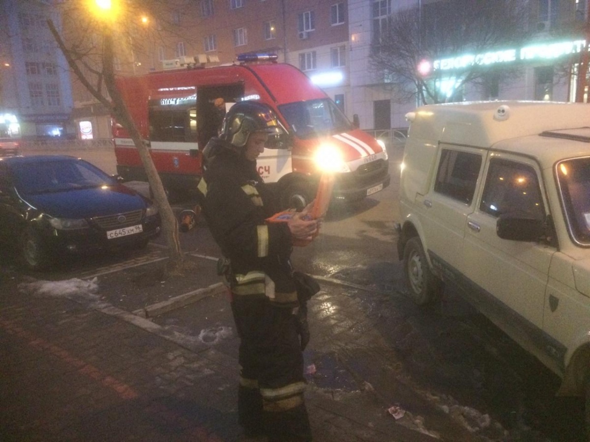 Вся улица была в дыму: на Малышева ночью стянули 20 пожарных машин