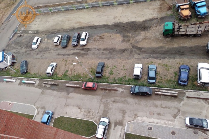 Блоки поставили в полуметре от бордюра Блоки поставили в полуметре от бордюра
