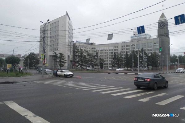 Машину виновника аварии уже увезли с места ДТП Машину виновника аварии уже увезли с места ДТП