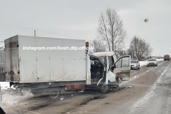 Две грузовые «Газели» столкнулись лоб в лоб под Уфой, очевидцы сняли видео