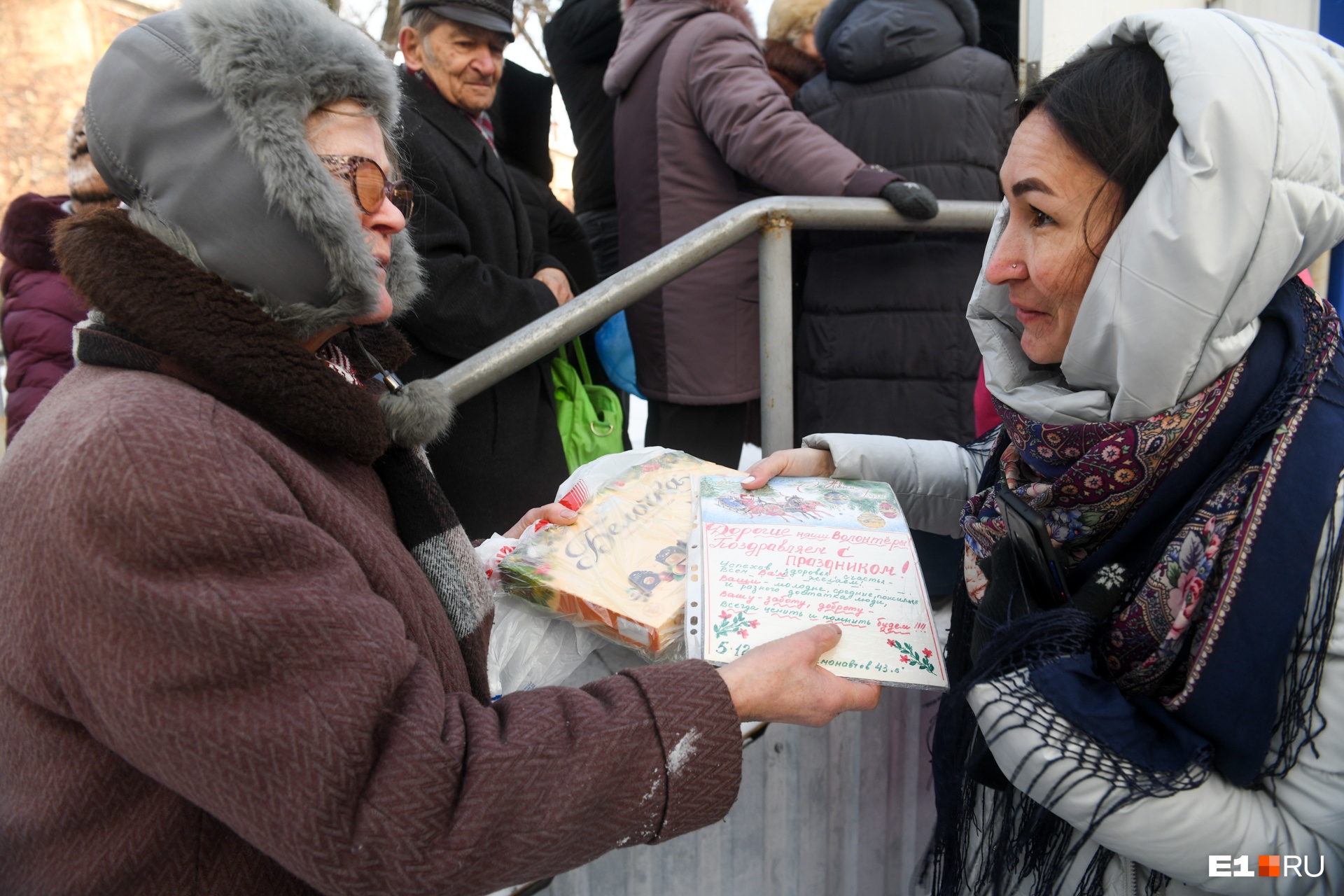 Одна из женщин поздравила сотрудников фонда «Люблю и благодарю» с Днем волонтера — он отмечается 5 декабря