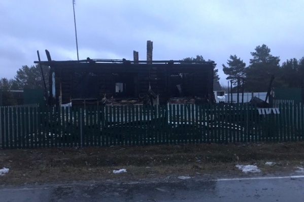 Пожар произошел в деревне Варвара на улице Ермаковской Пожар произошел в деревне Варвара на улице Ермаковской