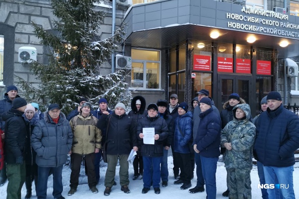 Сегодня утром у здания администрации Новосибирского района прошёл пикет: собралось около 40 льготников, требовавших землю Сегодня утром у здания администрации Новосибирского района прошёл пикет: собралось около 40 льготников, требовавших землю