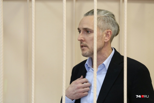 Станислав Третьяков вошёл в зал суда без наручников и в стильном образе Станислав Третьяков вошёл в зал суда без наручников и в стильном образе