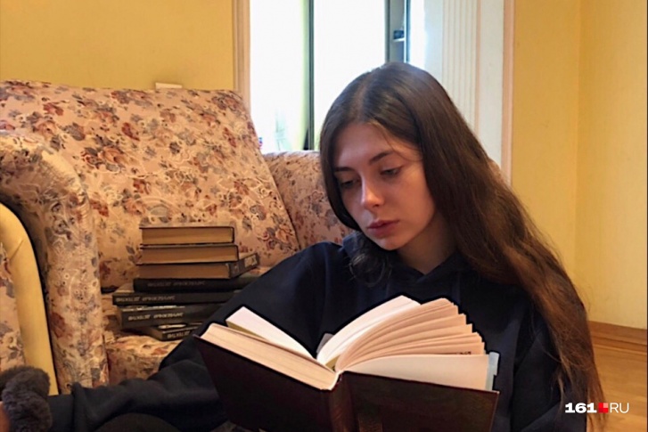 Между подготовкой к экзаменам Настя успевает читать книги