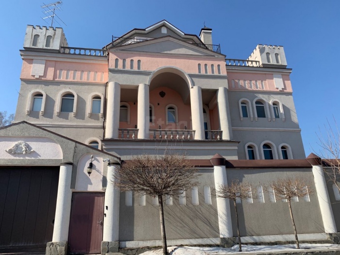 Этот дом с колоннами имитирует старинный Этот дом с колоннами имитирует старинный