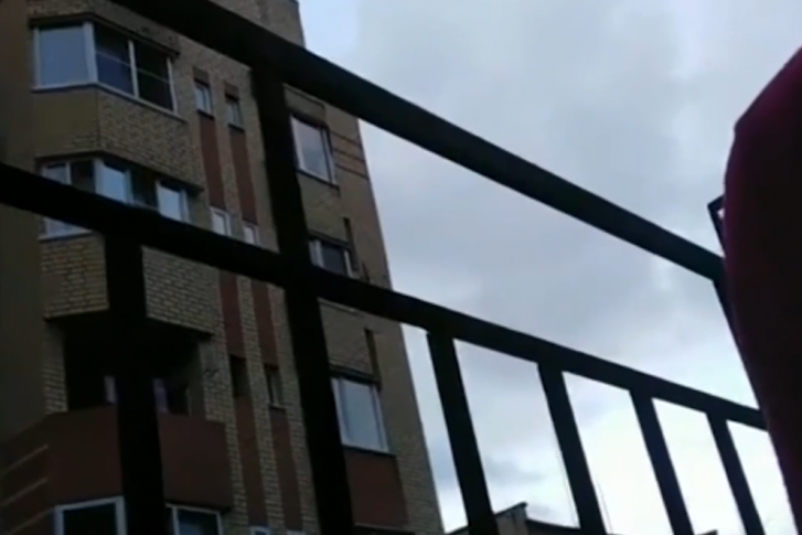 Защитник девочки снял всё на видео, не показывая лиц детей Защитник девочки снял всё на видео, не показывая лиц детей