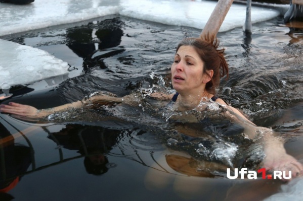 Несмотря на трескучий мороз, нырять в иордань всё же пришлось Несмотря на трескучий мороз, нырять в иордань всё же пришлось
