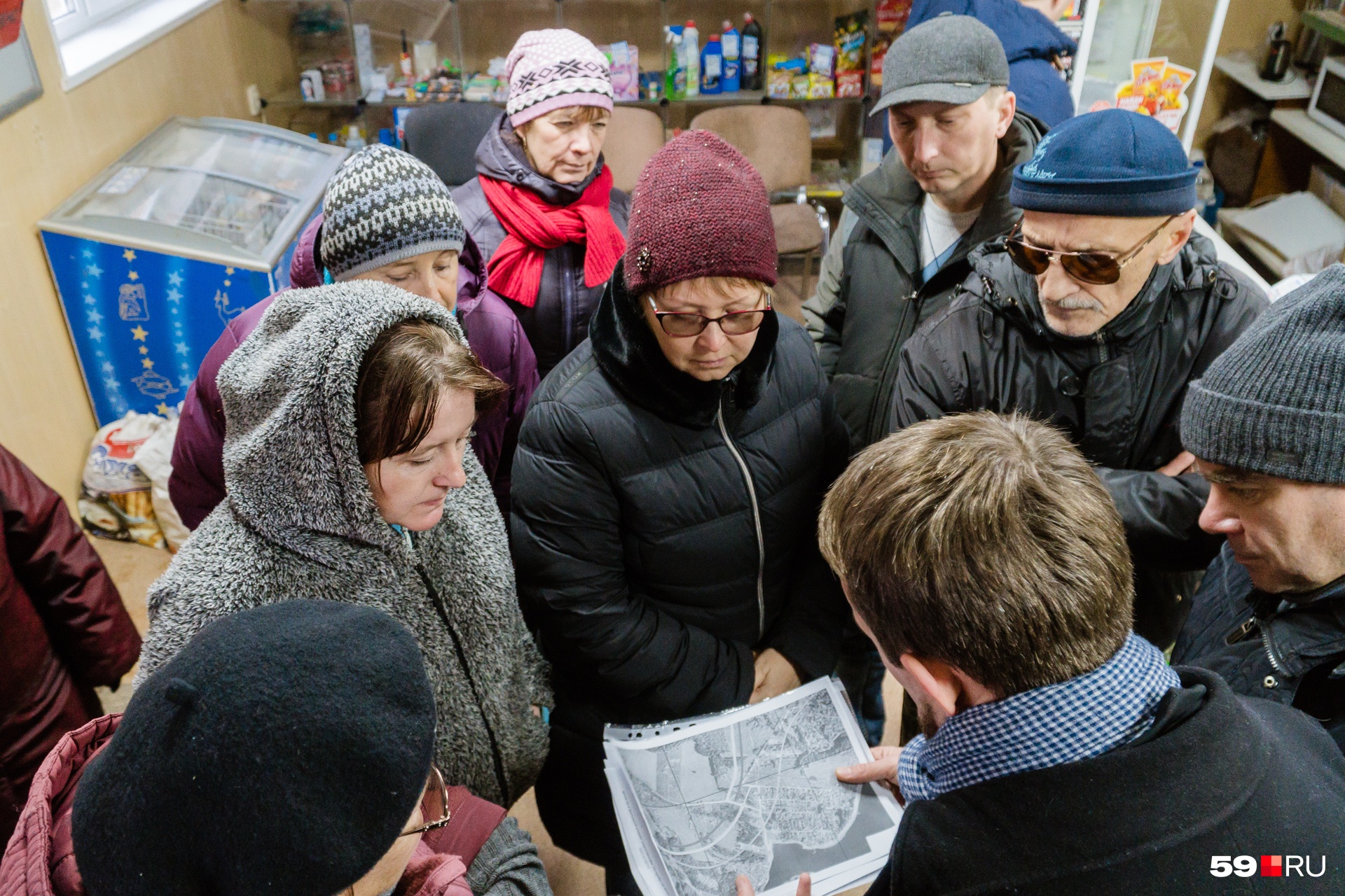 В магазине Заозерья корреспондентов 59.ru встретили более десятка местных жителей В магазине Заозерья корреспондентов 59.ru встретили более десятка местных жителей