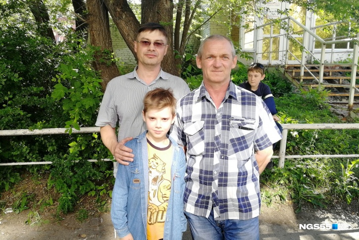Отец мальчика Александр (слева), Николай Кожевин (справа) и спасённый Евгений