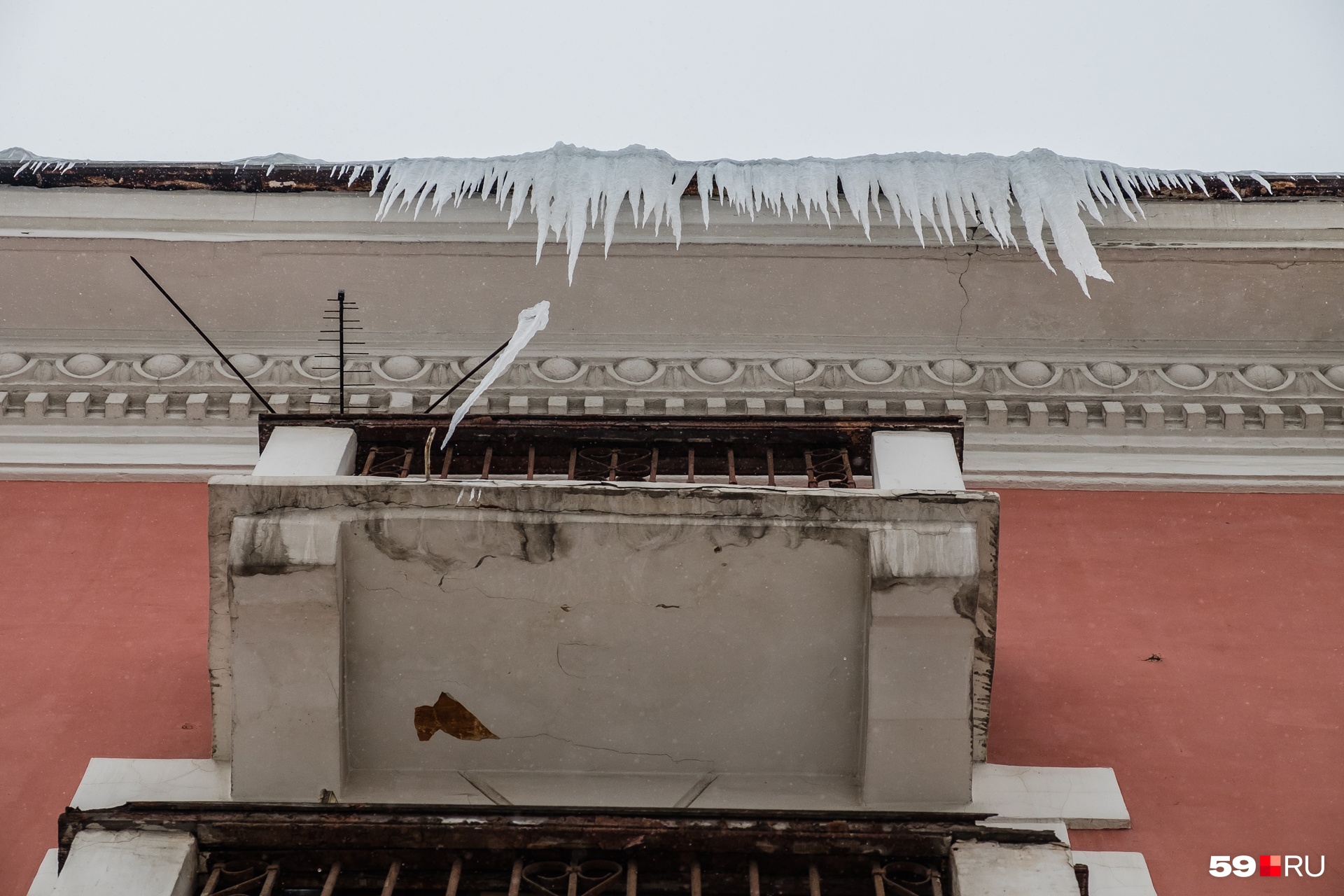 «Вызвали скорую и увезли в больницу»: в Перми на пенсионерку с крыши дома упала снежная глыба