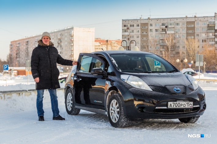 Nissan Leaf и его владелец&nbsp;Мирон Медведев