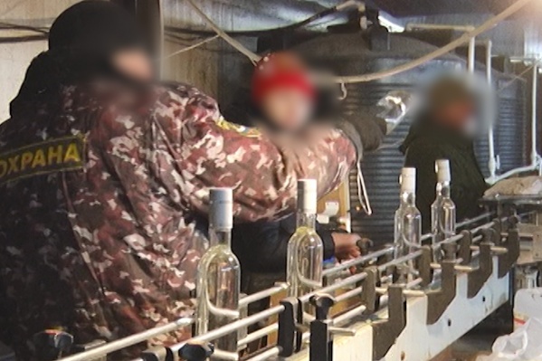 Несколько человек поймали в цеху Несколько человек поймали в цеху