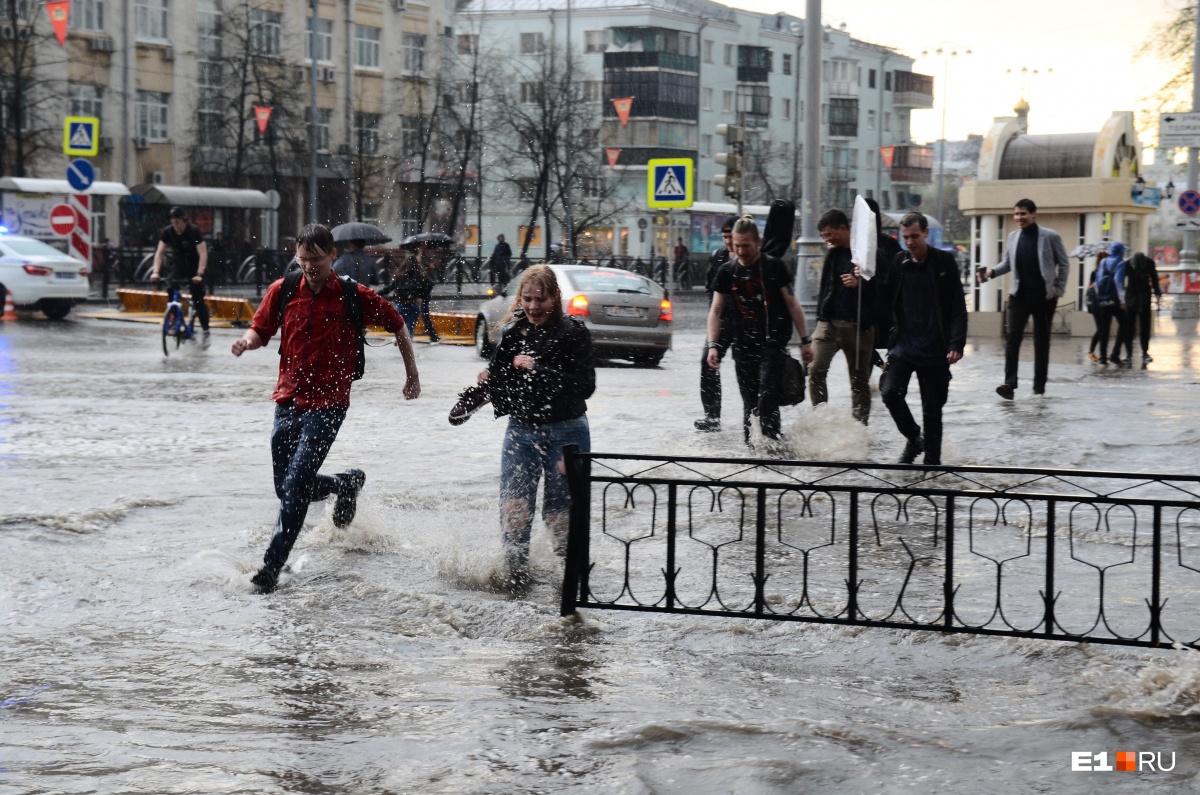 А люди ходили по колено в воде в центре города А люди ходили по колено в воде в центре города