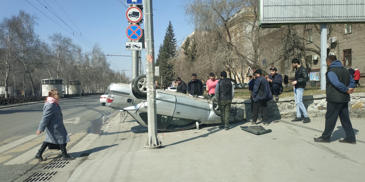 По словам читателей НГС, вокруг машины находились несколько человек. Рядом стоял Nissan X-Trail По словам читателей НГС, вокруг машины находились несколько человек. Рядом стоял Nissan X-Trail