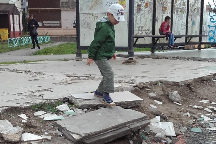 Дети прыгают по разрушающемуся фундаменту павильона