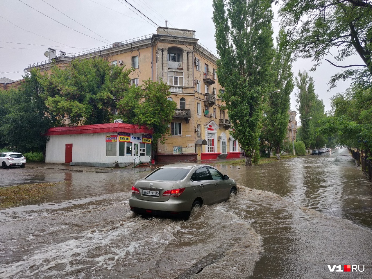 Ливень в волгограде сегодня. Ливень в Волгограде. Затопленные волгоградские. Дождь в Волгограде фото. Фото затопленного квартала.