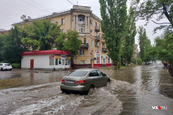 Проспект Ленина и Нулевая Продольная ушли под воду Проспект Ленина и Нулевая Продольная ушли под воду 