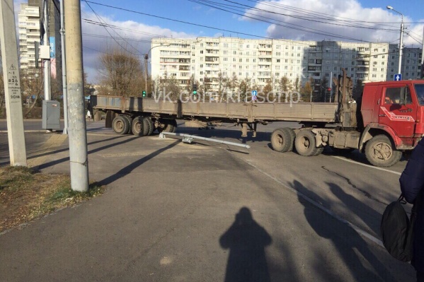 Если бы водитель остановился на дороге, как того требуют ПДД, это вызвало бы серьезный затор Если бы водитель остановился на дороге, как того требуют ПДД, это вызвало бы серьезный затор