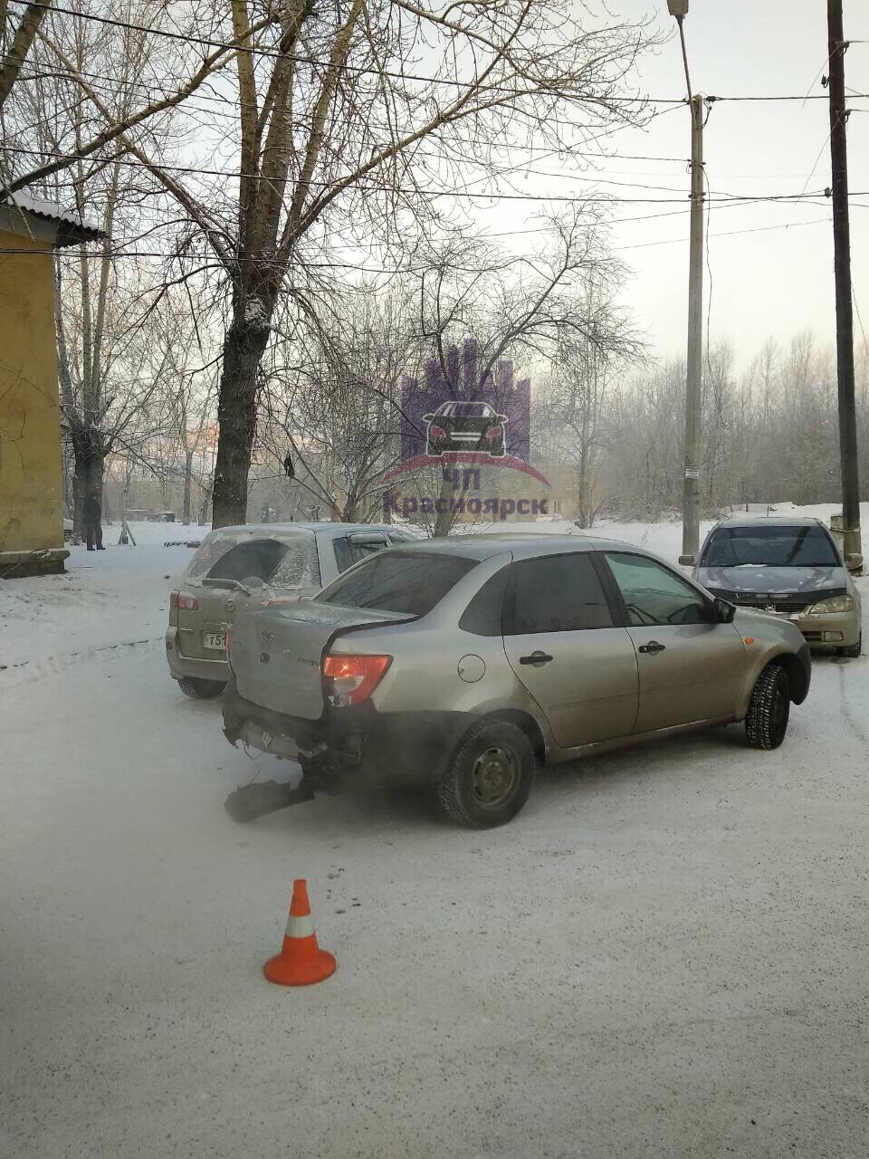 Перед тем как врезаться в дом, водитель протаранил «Ладу Гранту» полиции Перед тем как врезаться в дом, водитель протаранил «Ладу Гранту» полиции