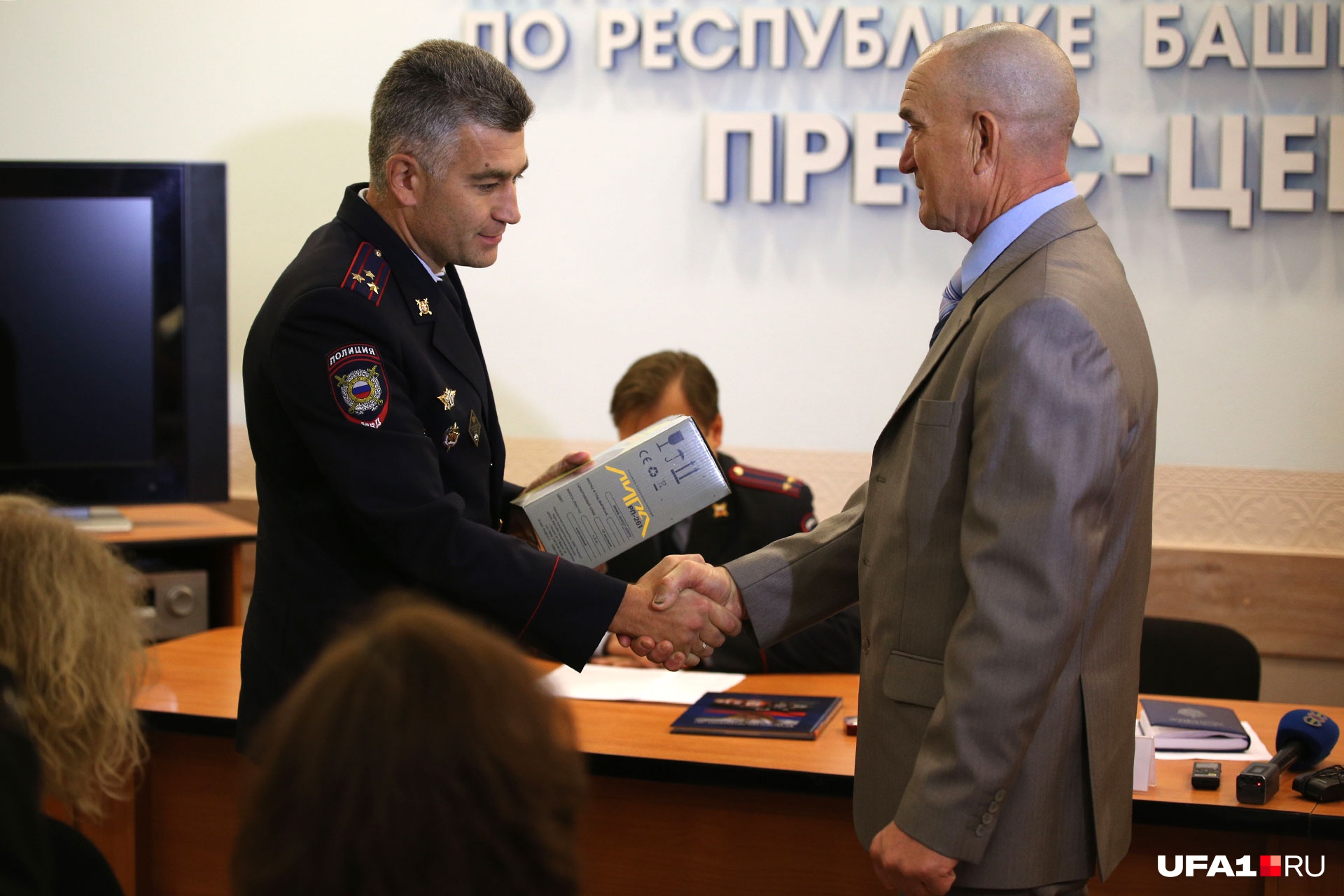 Героя за мужество и отвагу наградили — в МВД по Башкирии ему подарили приемник<br>