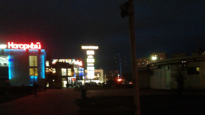 Нижегородцы на площади Советской ходят с фонариками