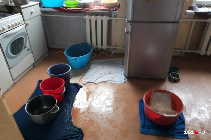 Жильцы пятиэтажного дома собирали воду в тазики Жильцы пятиэтажного дома собирали воду в тазики