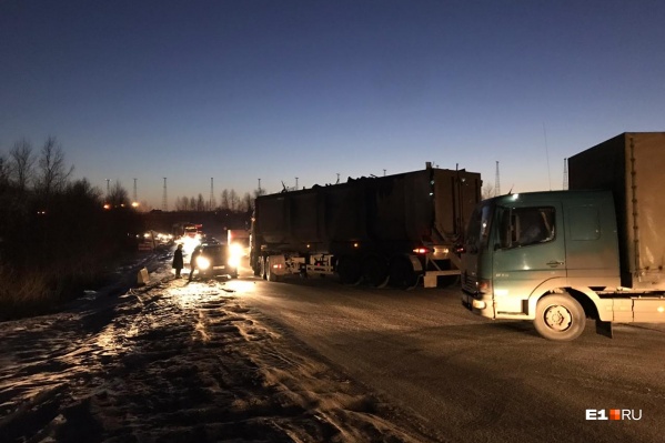 Фура перегородила обе полосы Фура перегородила обе полосы 