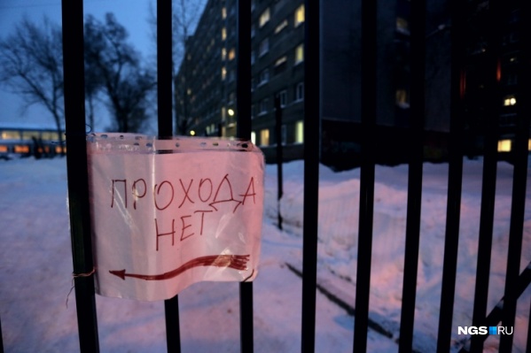 Изначально проезд закрыли с помощью такого объявления, теперь, по словам главврача, указан номер телефона, по которому можно попросить открыть проезд Изначально проезд закрыли с помощью такого объявления, теперь, по словам главврача, указан номер телефона, по которому можно попросить открыть проезд