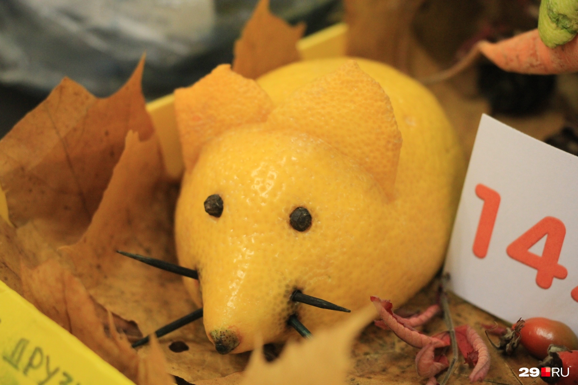 Мышка из лимона — фрагмент композиции «Лесные друзья» 6-летней Адреаны Семеновой. Ее поделка заняла второе место в конкурсе