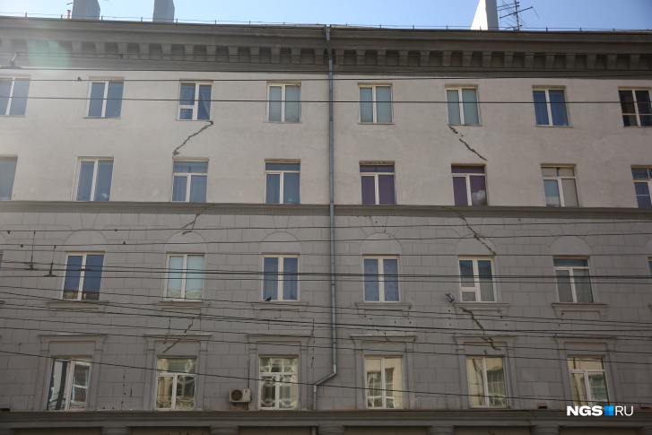 Трещины появились на фасаде дома на улице Советской, 35 на уровне от второго до пятого этажей. Второй адрес дома — Ленина, 8 
