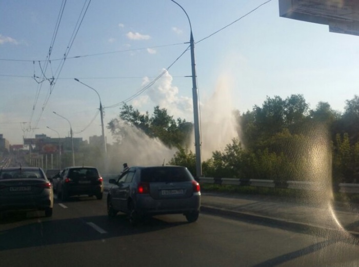 Струя фонтана поднялась выше Октябрьского моста Струя фонтана поднялась выше Октябрьского моста