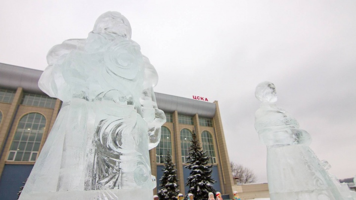 Матрешки с Дедом Морозом и свиньей: рассматриваем ледовые скульптуры на самарской набережной