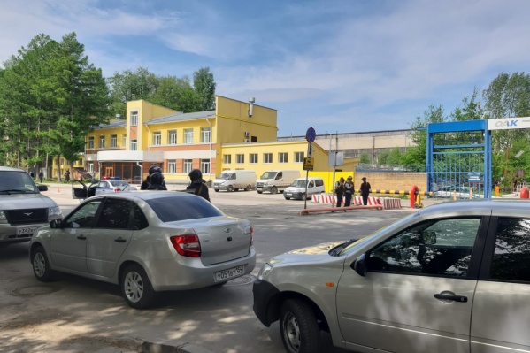 Возле завода стоят люди в бронежилетах и с автоматами Возле завода стоят люди в бронежилетах и с автоматами 